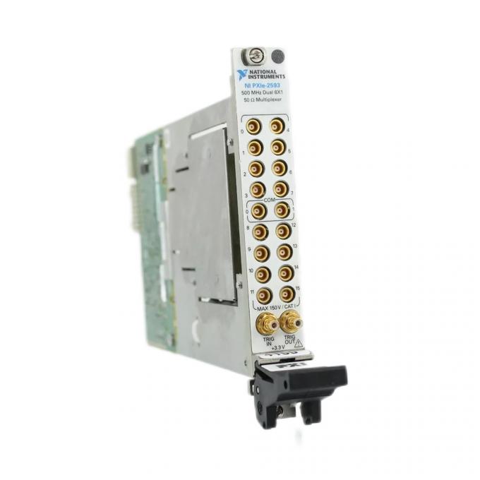 Close-up view of National Instruments PXIe-2593 PXI RF Multiplexer Switch โมดูล connectors